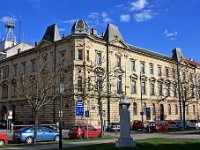 Palača Matice Hrvatske, Trg Jospia Juraja Strossmayera  Među historicističkim zgradama izgrađenima potkraj 19. stoljeća na istočnim obodima Strossmayerova trga u Zagrebu, arhitektonskom, urbanističkom, a ponajviše kulturno-povijesnom vrijednošću ističe se neorenesansno zdanje Palače Matice hrvatske. Palača je izgrađena 1886/87. prema projektu zagrebačkog arhitekta i građevinskog poduzetnika češkoga porijekla Ferde Kondrata. Prema njegovu projektu izvedena je također i dogradnja zapadnoga krila palače 1891/92. Današnji oblik palače definiran je 1921. dogradnjom sjevernoga krila s dvorišnim aneksom prema projektu zagrebačkoga graditelja Stjepana Uršića. Gradnju Matičine palače predložio je, osmislio i organizirao dugogodišnji Matičin tajnik i blagajnik Ivan Kostrenčić, iznimno pedantna osoba upućena u sve detalje Matičine organizacije, poslovne i financijske sposobnosti.